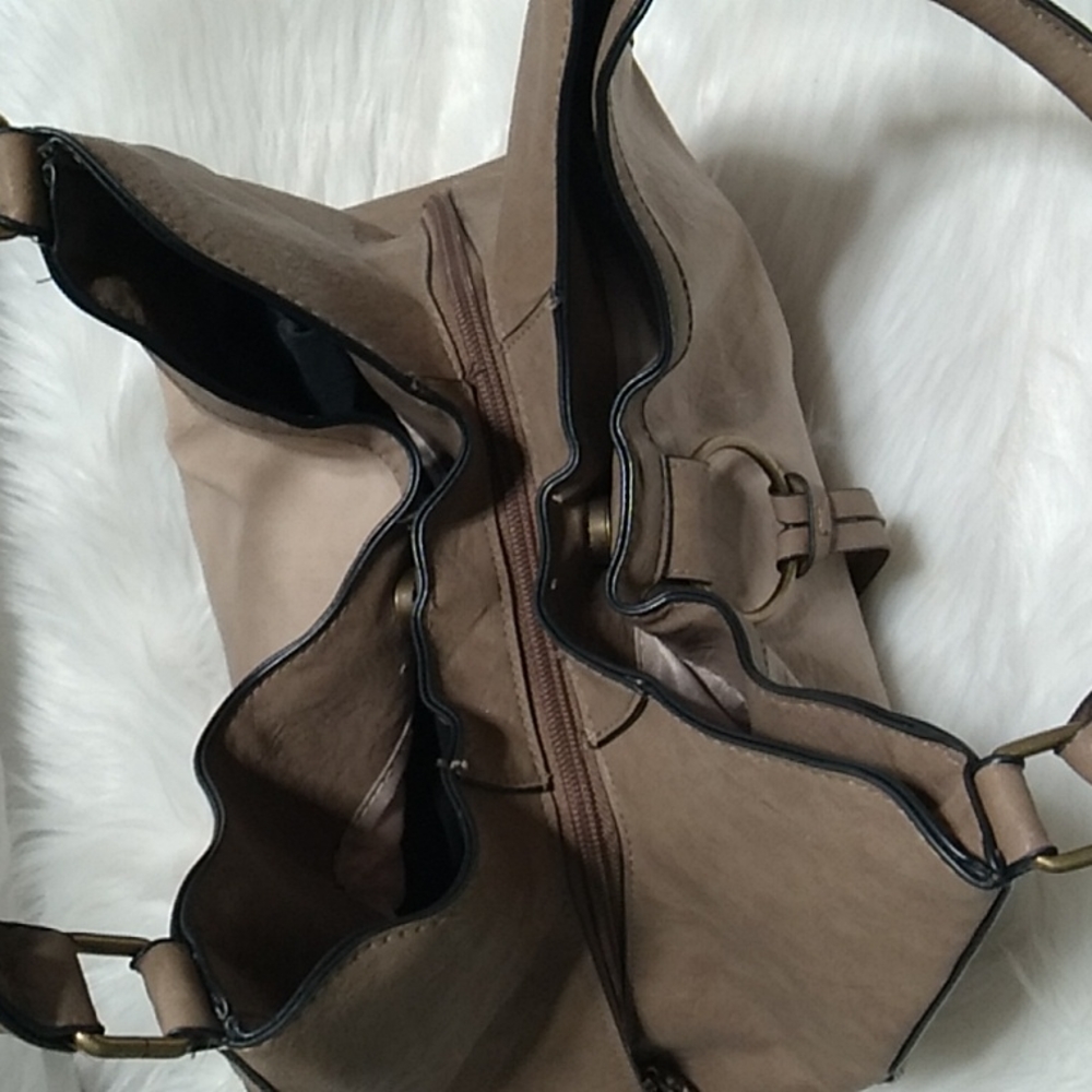(#31) SALE! Bueno Shoulder Bag In Very Good Condition - Picture 10 of 14